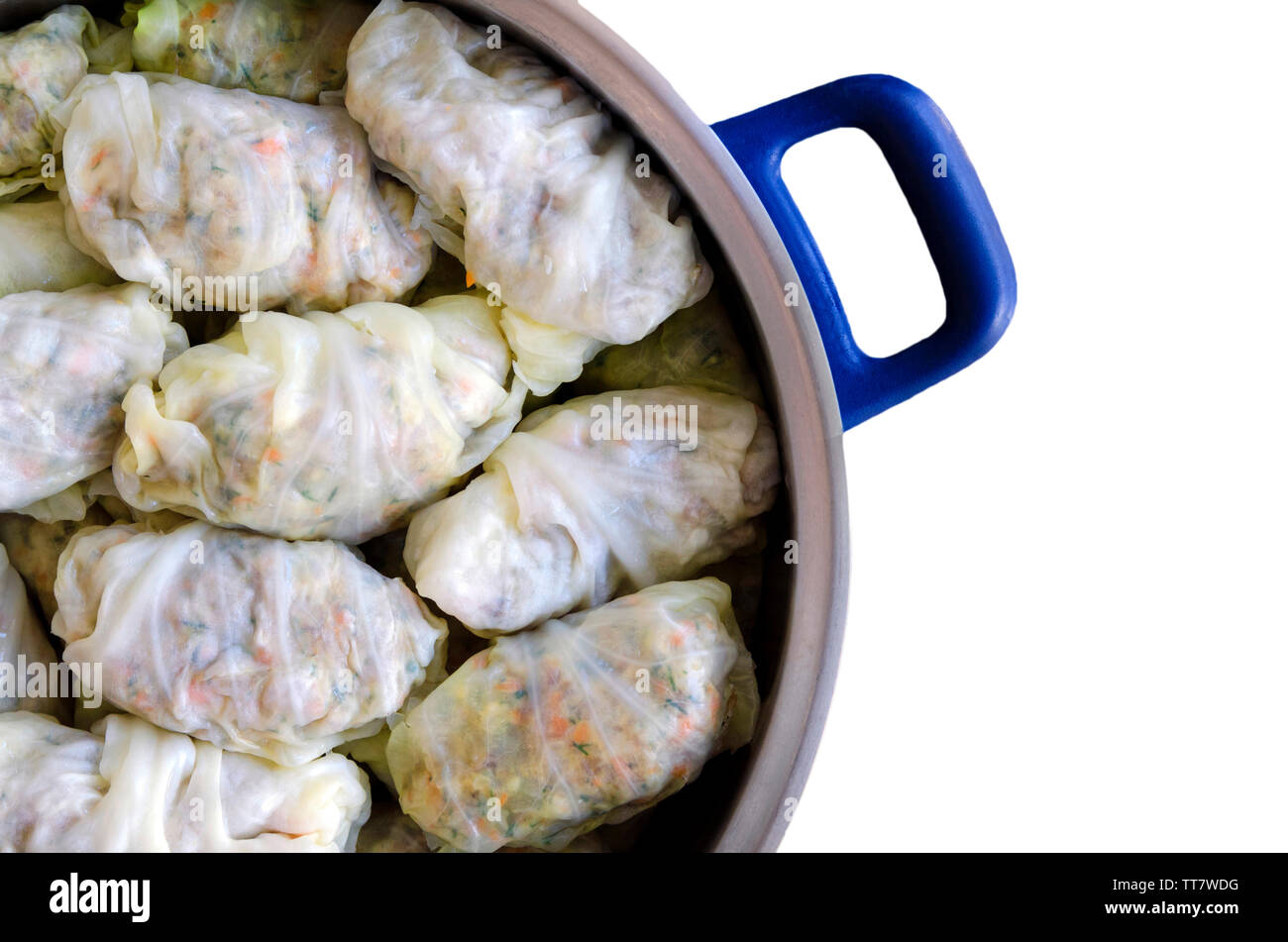 Kohlrouladen oder Dolma. Gefüllte Kohlblätter mit Hackfleisch, Reis, Gemüse und Kräuter in der Kasserolle. Auf weißem Hintergrund mit Kopie Raum isoliert Stockfoto