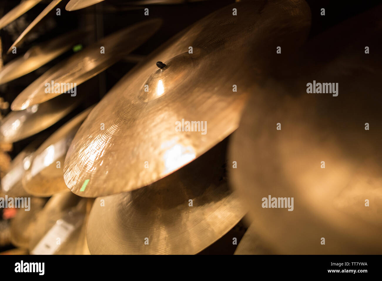 Zimbeln für Drummer im Music Store bereit durchzuführen, drum solo Stockfoto
