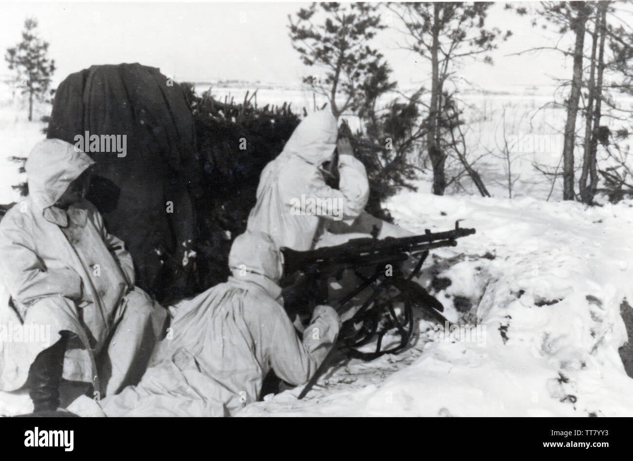 Deutsche Soldaten im Schnee Tarnanzüge mit einem MG an der russischen ...