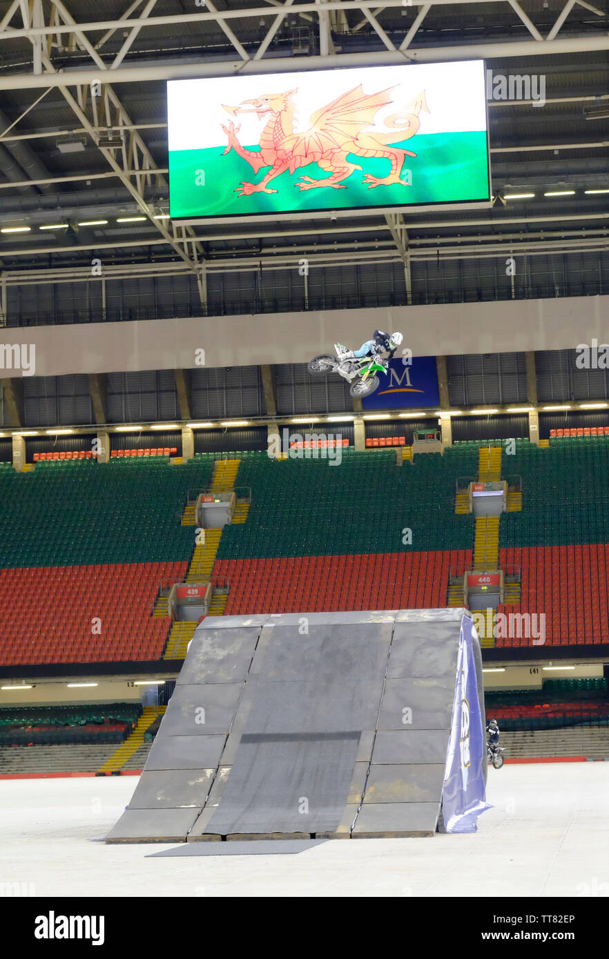 Nitro World Games Pressekonferenz st das Fürstentum Stadion. ein Freestyle Motocross rider führt einen Sprung Stockfoto