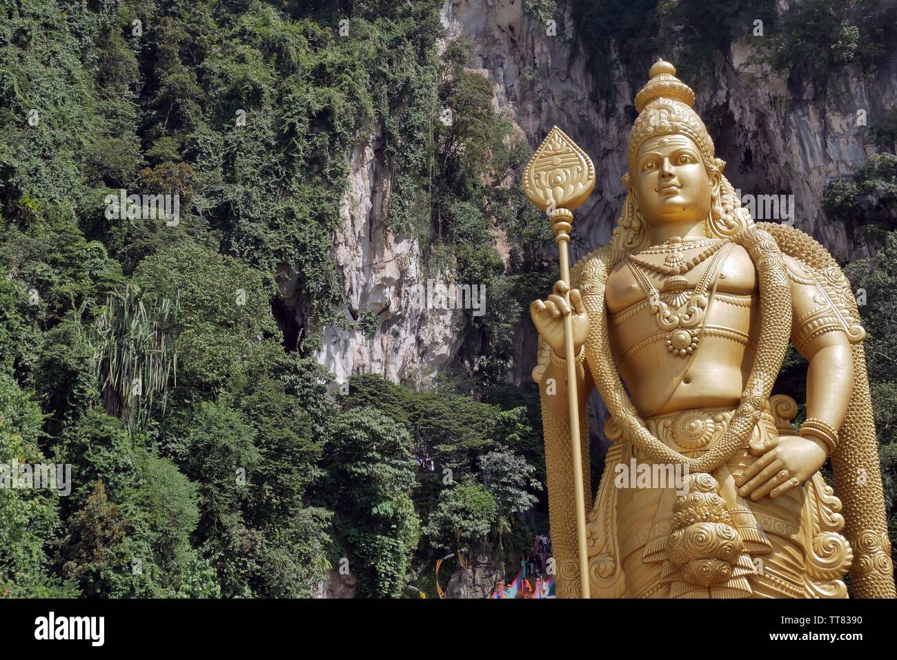 Goldene Statue in Batu Höhlen. Batu Höhlen ist ein Hügel aus Kalkstein, hat eine Reihe von Höhlen und Höhlentempeln in Gombak, Selangor, Malaysia. Stockfoto