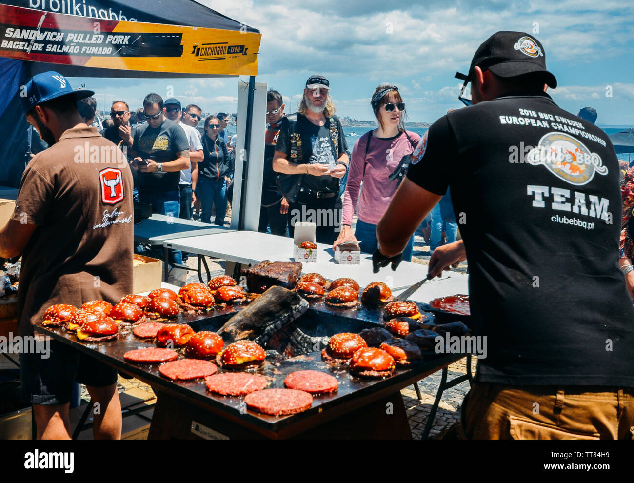 Cascais, Portugal - Juni 15, 2019: Die schöne Fischerdorf von Cascais, Portugal auf die portugiesische Riviera Gastgeber der 28. jährlichen Europäischen Harley-Davidson H.O.G. Rallye von 13.-16. Juni, 2019. Die treffen sich voraussichtlich auf 50.000 Enthusiasten anziehen und mit Motorrad-bezogenen Aktivitäten für die Öffentlichkeit geöffnet, essen Lkw und live Rock Shows am Abend Stockfoto