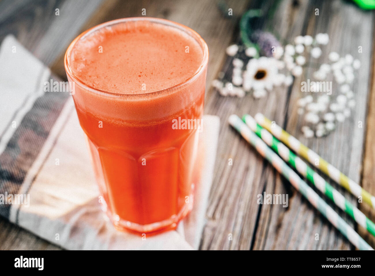 Ein Glas mit frischem O-Saft oder Smoothie schön auf einem hölzernen Tisch dekoriert Stockfoto