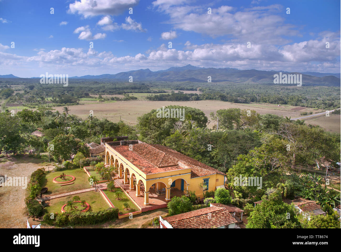 Blick von oben auf einen alten kolonialen Anwesen in der kubanischen Provinz von Trinidad. Stockfoto