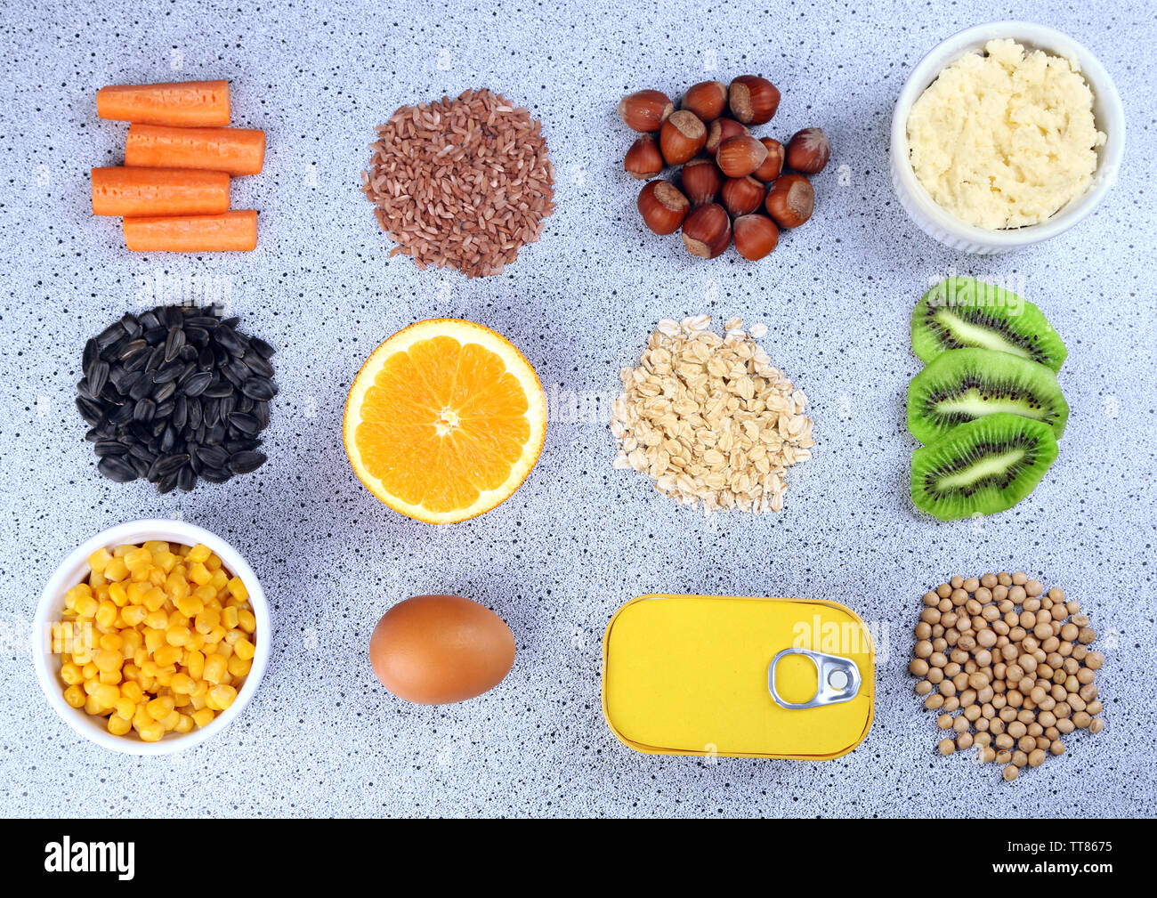 Verschiedene Lebensmittel mit Vitaminen auf Tisch Stockfoto