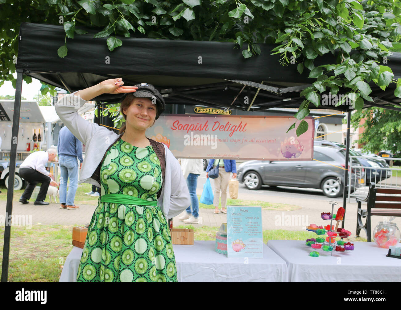 Mädchen Verkauf handgemachte Seifen in Weybridge Cake-Off. Stockfoto