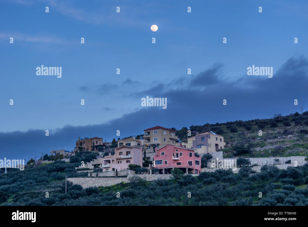 Chersonissos, Kreta/Griechenland. Vollmond über Archanes Village in der perfecture Heraklion an späten Nachmittag Zeit Stockfoto