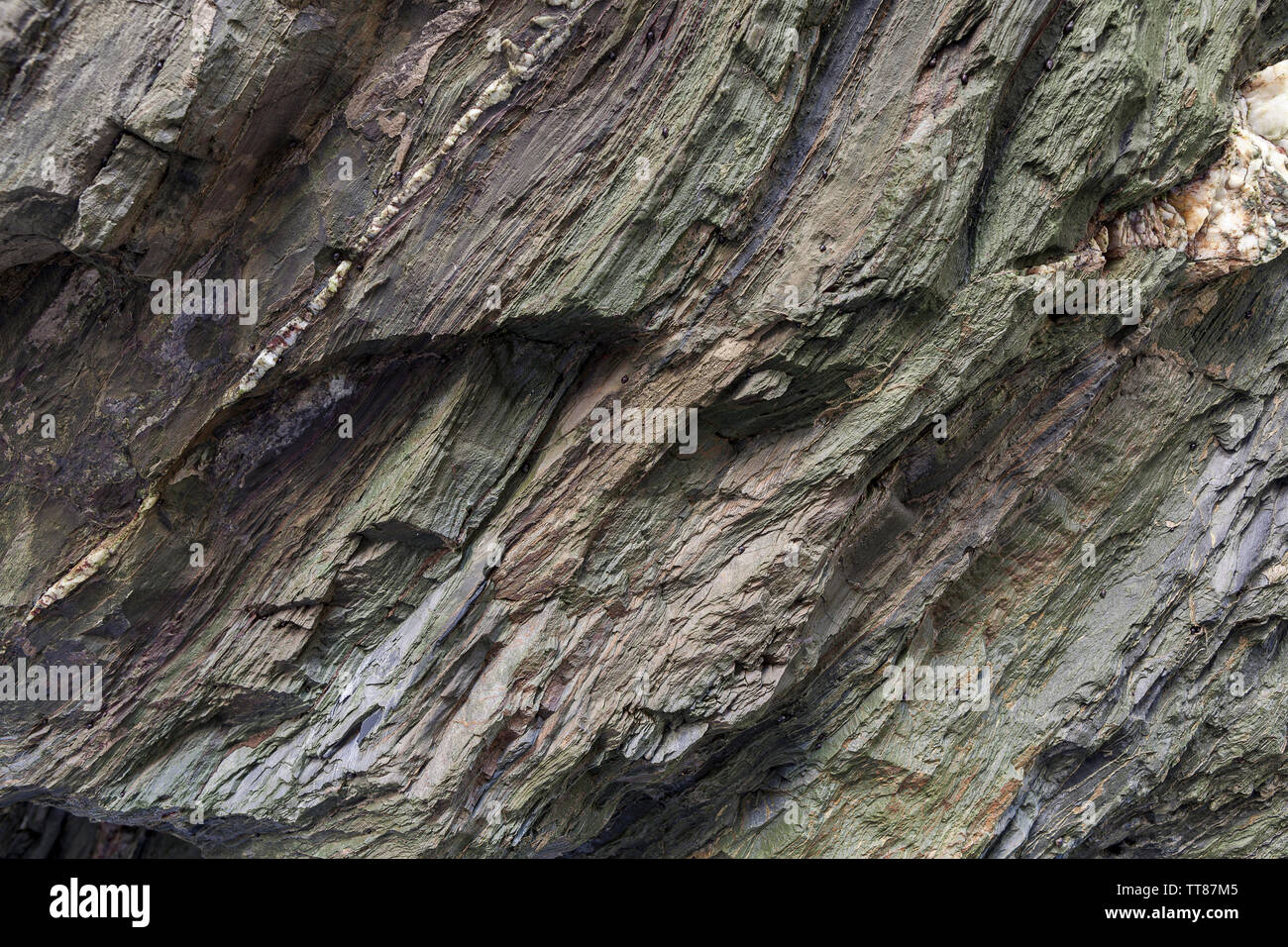 Naturstein Textur. Texturierte Oberfläche an natürlichen Felsen, wo Sie sehen können Schichten von Felsen und weißen Kristalle im Laufe der Zeit gebildet. Stockfoto