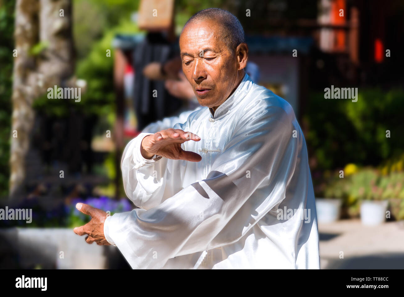 Lijiang, China - 27. April 2019: Unbekannter tai Chi Master Übung mit konzentrieren Ausdruck. Tai Chi ist eine chinesische Kampfkunst Praxis Stockfoto