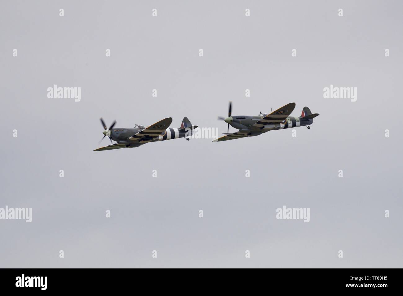 Daks über der Normandie - 2 Supermarine Spitfires im Formationsflug der 75. Jahrestag des D-Day am IWM Duxford am 4. Juni 2019 gedenken. Stockfoto