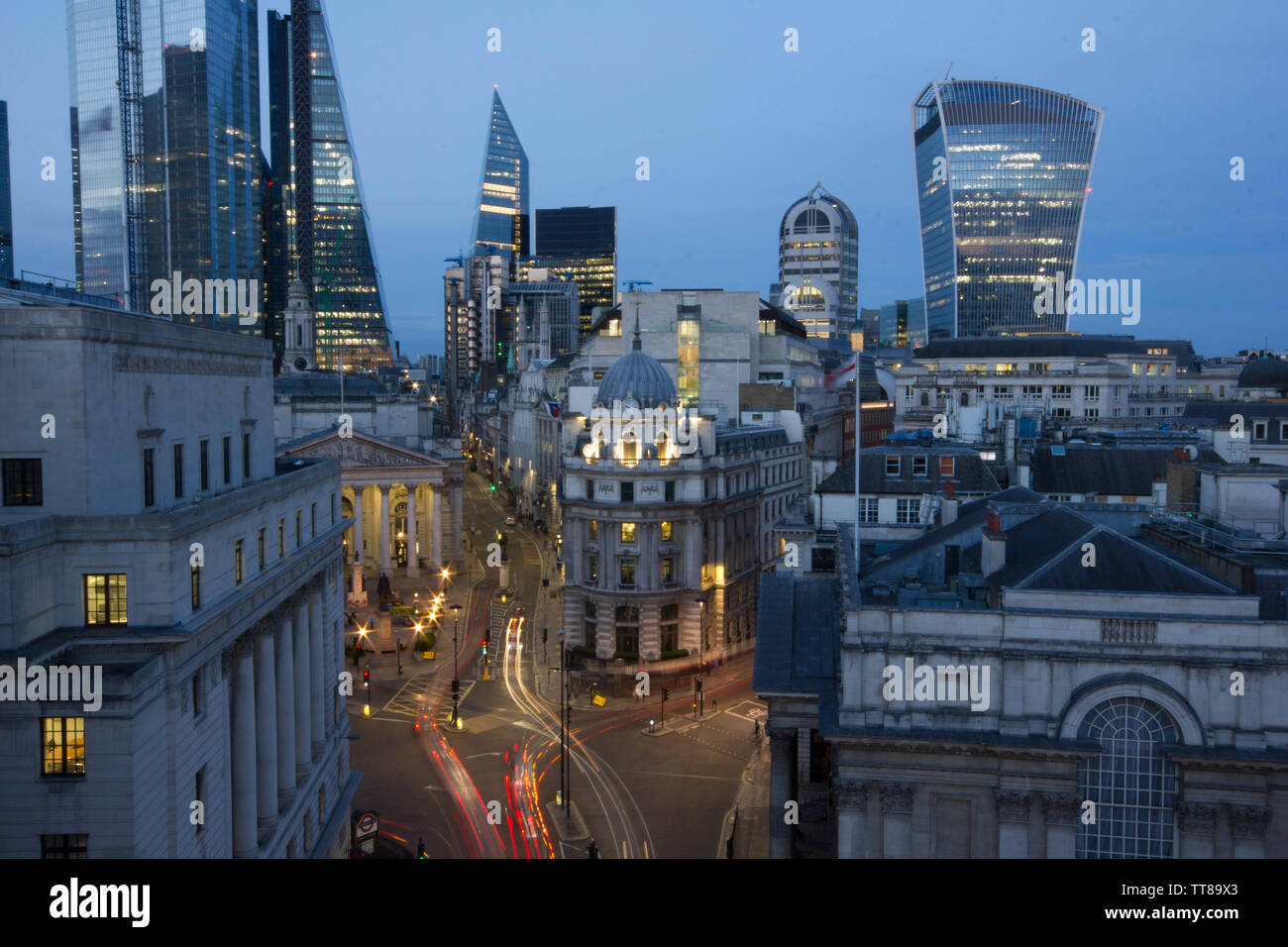 Luftaufnahme der Stadt London in der Nähe von Herrenhaus, Bürogebäuden, Bus Fahrer, Straßenkreuzung, Stadtzentrum, london Sonnenuntergang Reflexion, Wolkenkratzer Stockfoto