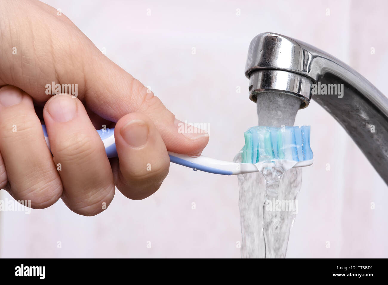 Händewaschen Zahnbürste unter fließendem Wasser, Nahaufnahme Stockfoto