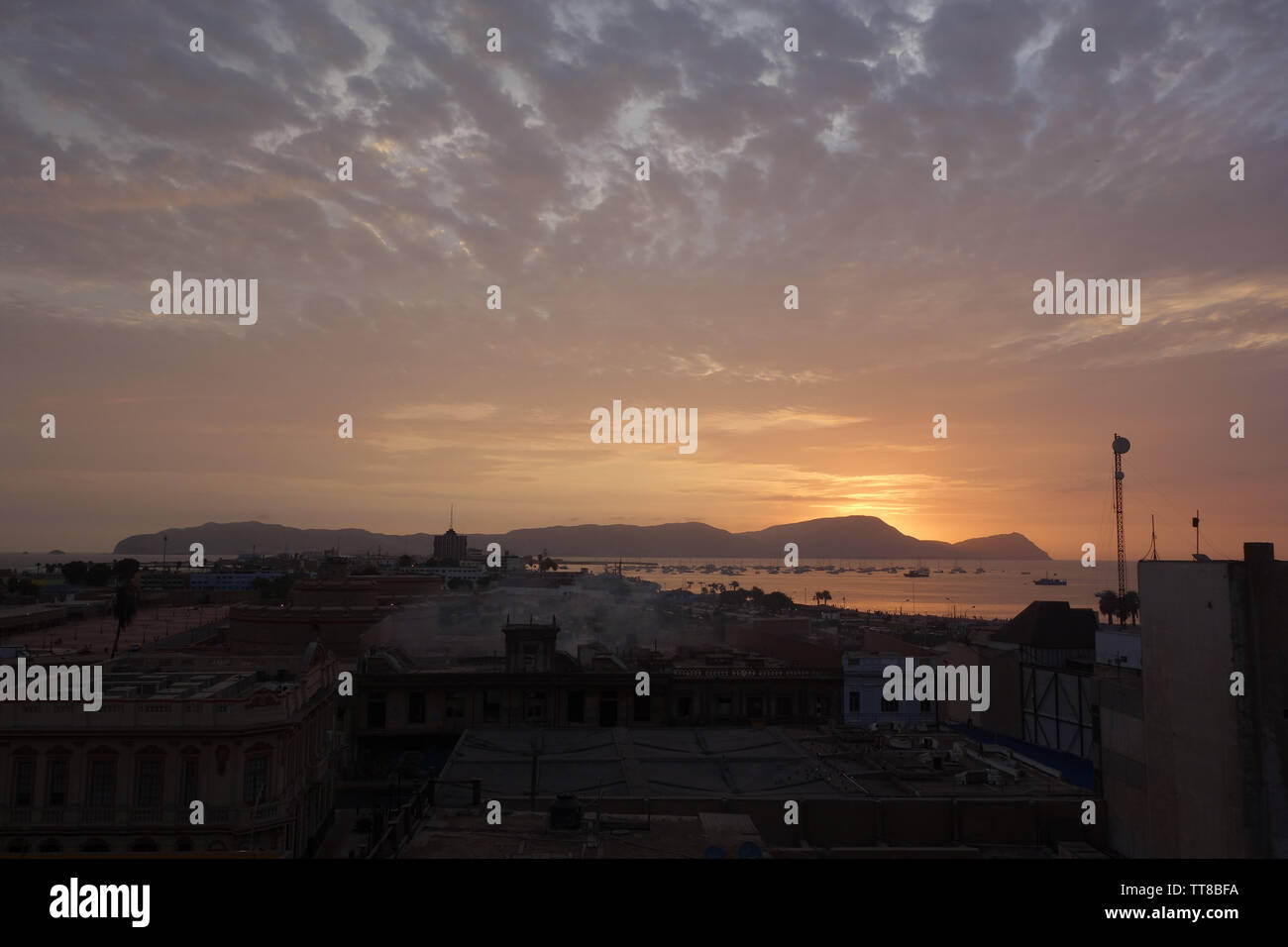 Sonnenuntergang über dem Hafen von Callao. Lima, Peru Stockfoto