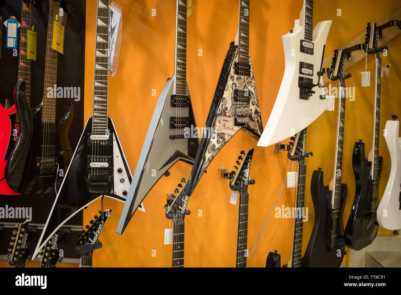 Badass E-Gitarren für Rock und Metal Musik an der Wand Stockfoto