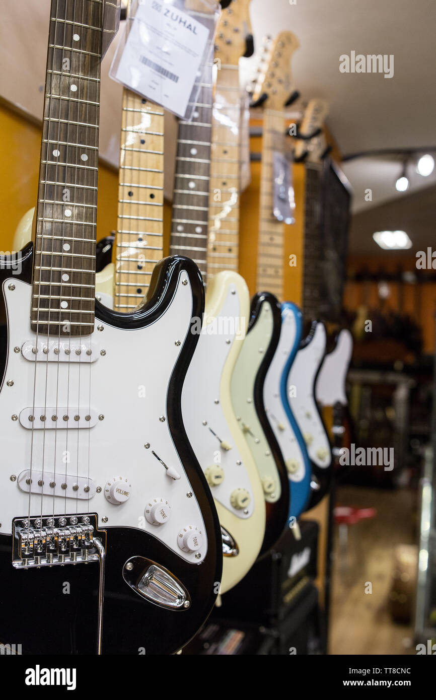 Elektrische Gitarre mit Tonabnehmer an der Wand hängen Stockfoto