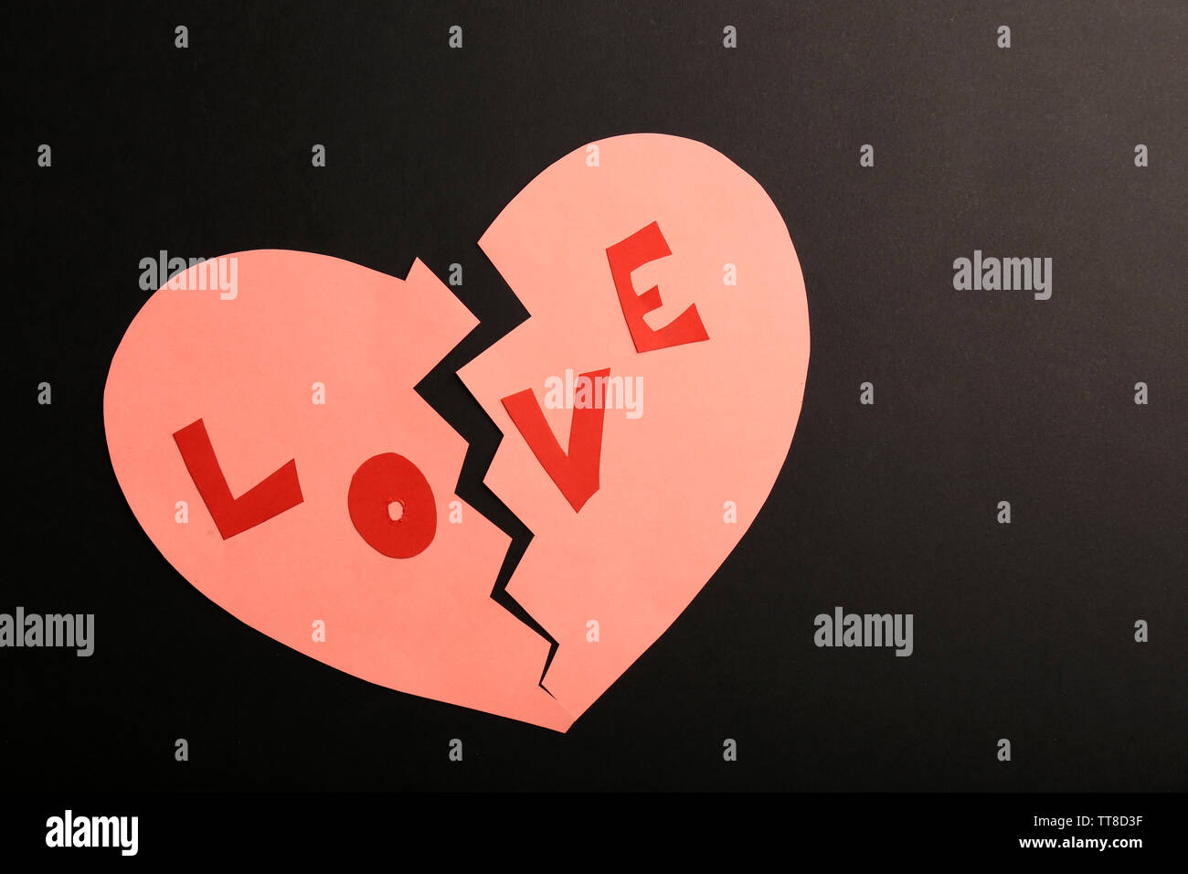 Gebrochenes Herz Auf Schwarzem Hintergrund Stockfotografie Alamy