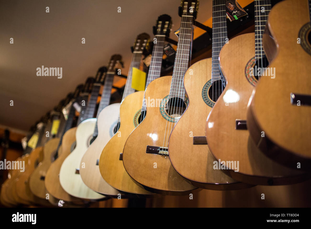 Klassische spanische Gitarren an der Wand eines Music Store zum Verkauf Stockfoto