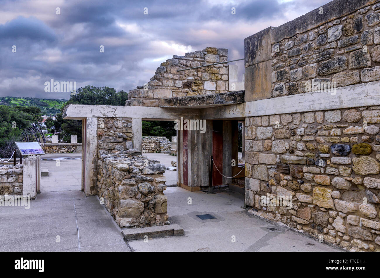 Der Palast von Knossos, Kreta/Griechenland. Archäologische Ausgrabungsstätte von Knossos bei Heraklion bei Sonnenuntergang. Bewölkter Himmel Stockfoto