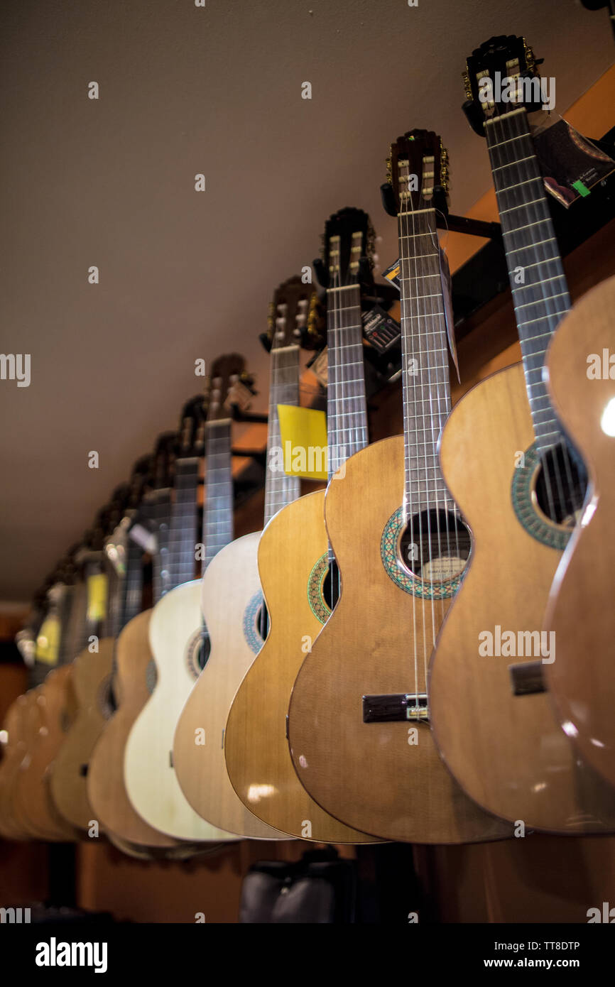 Klassische spanische Gitarren an der Wand eines Music Store zum Verkauf Stockfoto