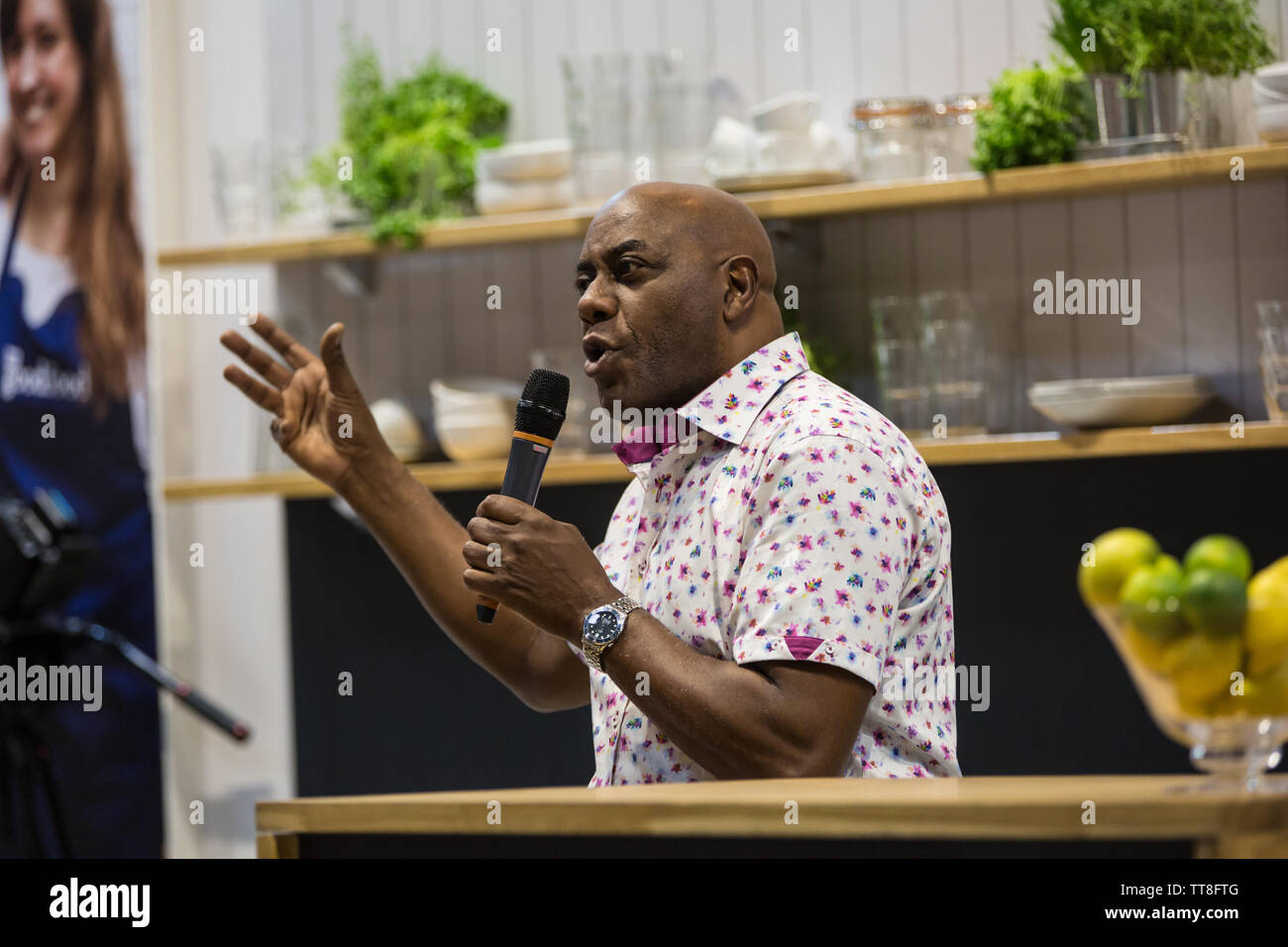 Ainsley Harriott, die auf dem BBC Good Food Show Bühne interviewt und unterhaltsam die Menge. Stockfoto