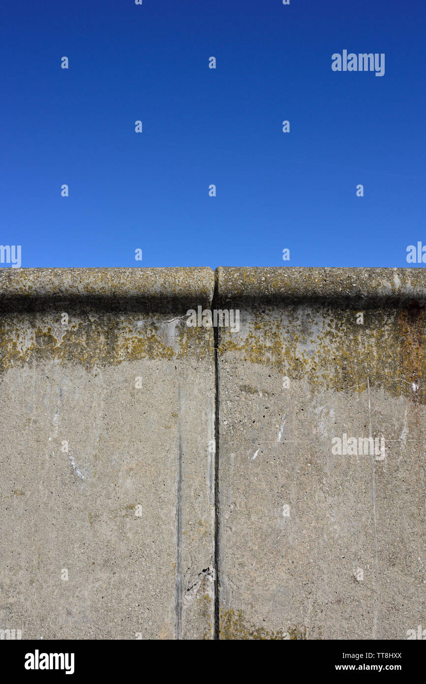 Zwei Betonfertigteile mit Ausdehnungsfugen und Algenwachstum sind Teil der Ufermauer, mit klarem blauen Himmel und ohne Wolken in Rossall lancashire uk Stockfoto