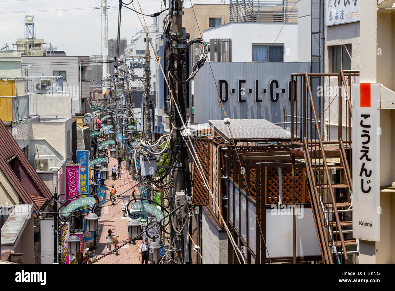 Koenji Central Road von koenji Station gesehen; Koenji, Suginami, Tokio, Japan Stockfoto