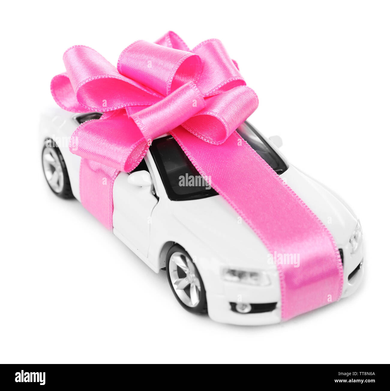 Neues Auto mit rosa Schleife als vorhanden isoliert auf weißem