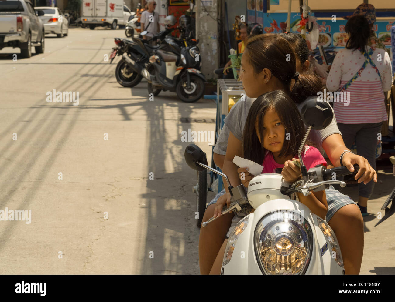 PATTAYA, THAILAND - APRIL 23,2019: Soi Buakhaow zwei Thailändische Frauen  mit einem kleinen Mädchen mit einem Motorrad ohne Helm Stockfotografie -  Alamy