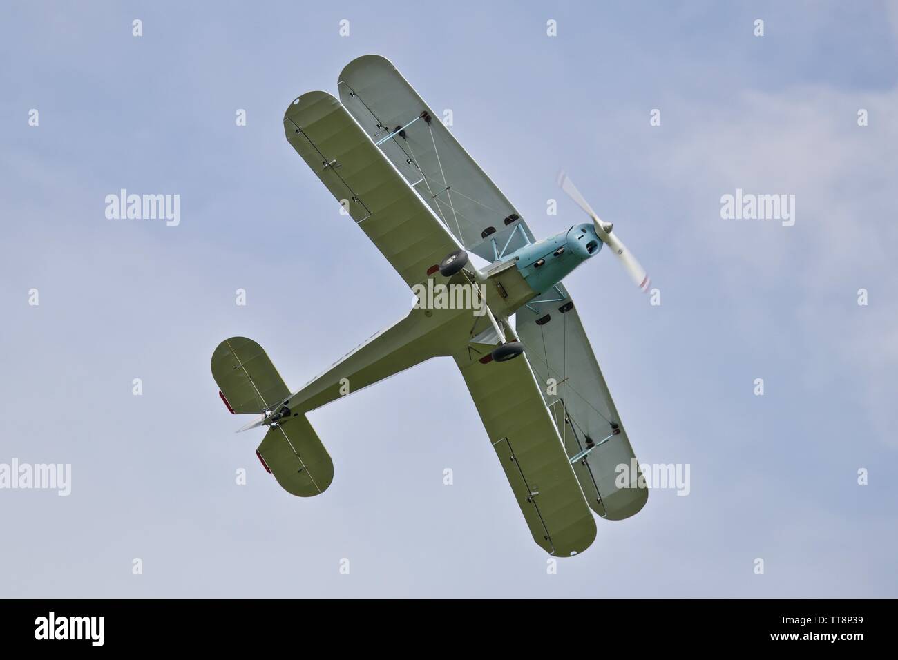 / Jungmann G-BSAJ mit der Berlin Olympics 1936 Farbschema an der Shuttleworth fliegendes Festival Airshow flying Am 2. Juni 2019 Stockfoto