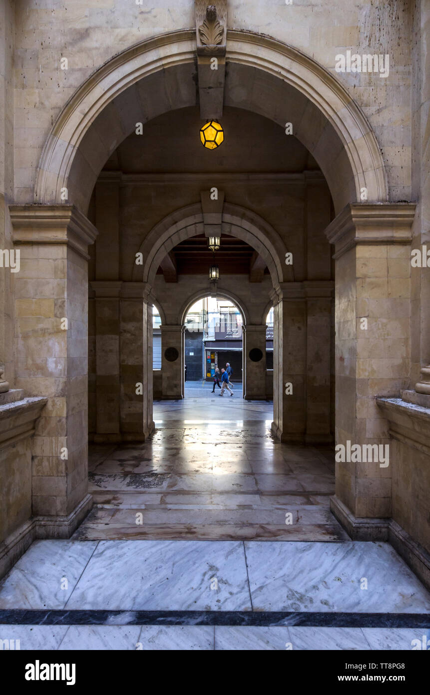 Heraklion, Kreta/Griechenland. Venezianische Loggia, Blick nach Innen. Blick durch die Bögen vom Innenhof aus dem 25. August Straße Stockfoto