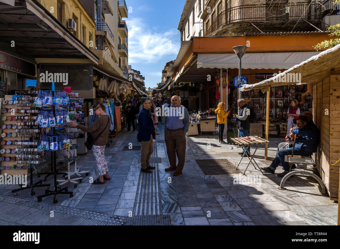 Heraklion, Kreta/Griechenland. Die traditionellen zentralen Markt in der Stadt Heraklion. Es beherbergt Geschäfte mit Souvenirs, Kleidung und Schuhe, Metzger etc. Stockfoto