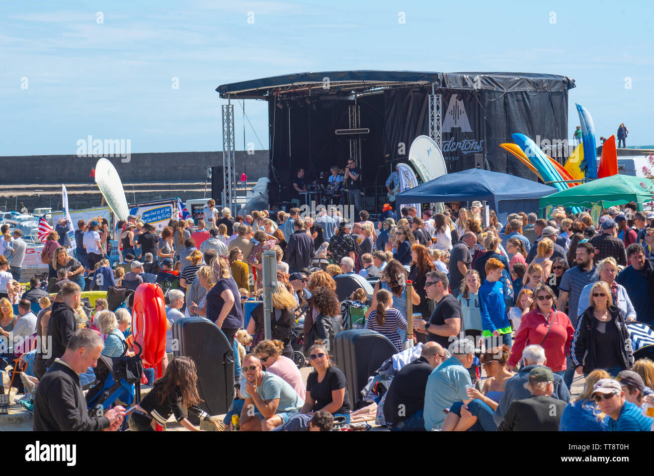 Lyme Regis, Dorset, Großbritannien. 15. Juni 2019. UK Wetter: Massen von Musiker und Besucher strömen zum Strand genießen Sie einen Nachmittag mit Musik als die jährliche Gitarren am Strand Veranstaltung erhält unterwegs am Strand in Lyme Regis an einem herrlichen Nachmittag im warmen Sonnenschein und strahlend blauen Himmel. Die Masse ist der Star der Show als Gitarristen aller Altersgruppen und Fähigkeiten zusammen am Strand versammeln sich als "größten der britischen Band' durchführen. Die Menschen genießen die entspannte Atmosphäre des Festivals, bevor Sie in diesem Jahr gewählten Song "am Strand" durchführen. Credit: Celia McMahon/Alamy Leben Nachrichten. Stockfoto