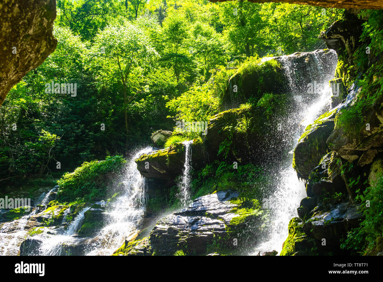 Catawba fällt kräftig sprudeln über die Felswände der Berge Stockfoto