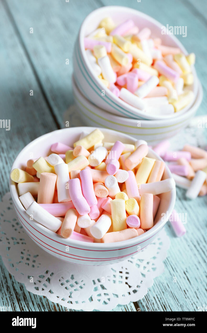 Süße Bonbons auf Farbe holztisch, Nahaufnahme Stockfoto
