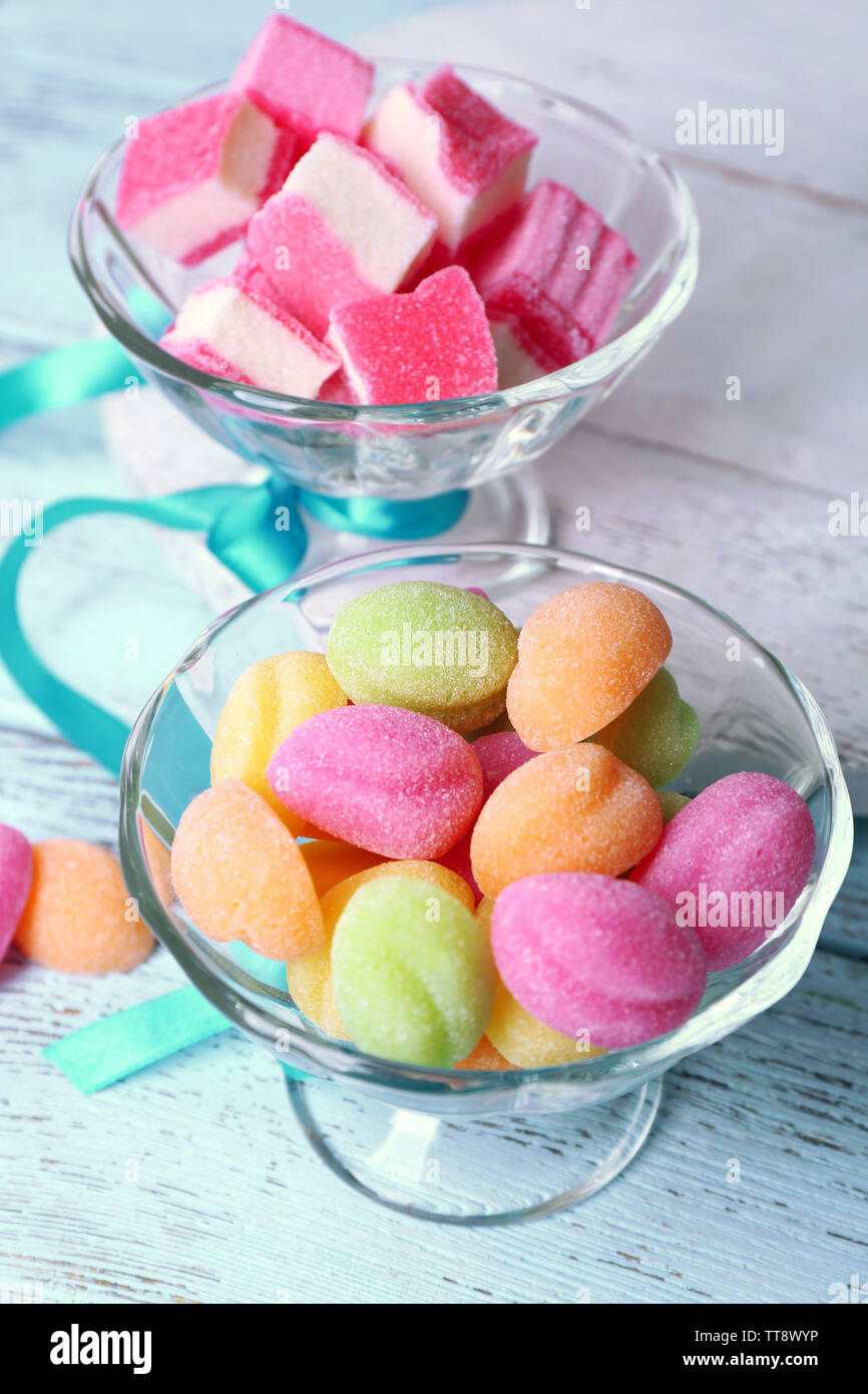 Süße Bonbons auf Farbe holztisch, Nahaufnahme Stockfoto