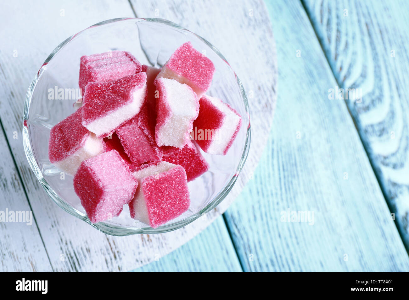 Süße Bonbons auf Farbe Holz- Hintergrund Stockfoto