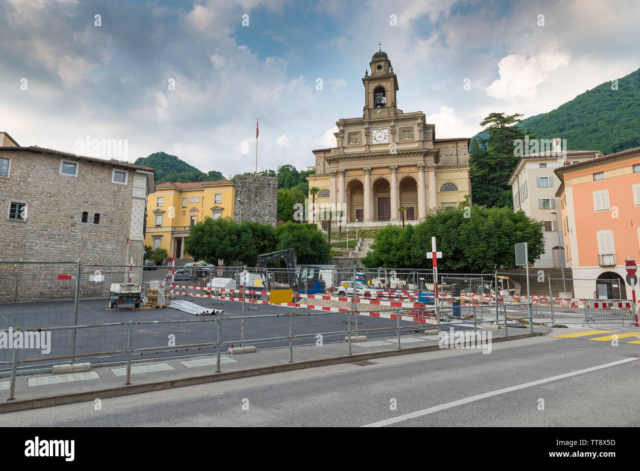 Urbanisierung arbeitet im historischen Zentrum von einer Schweizer Stadt, Mendrisio Stockfoto