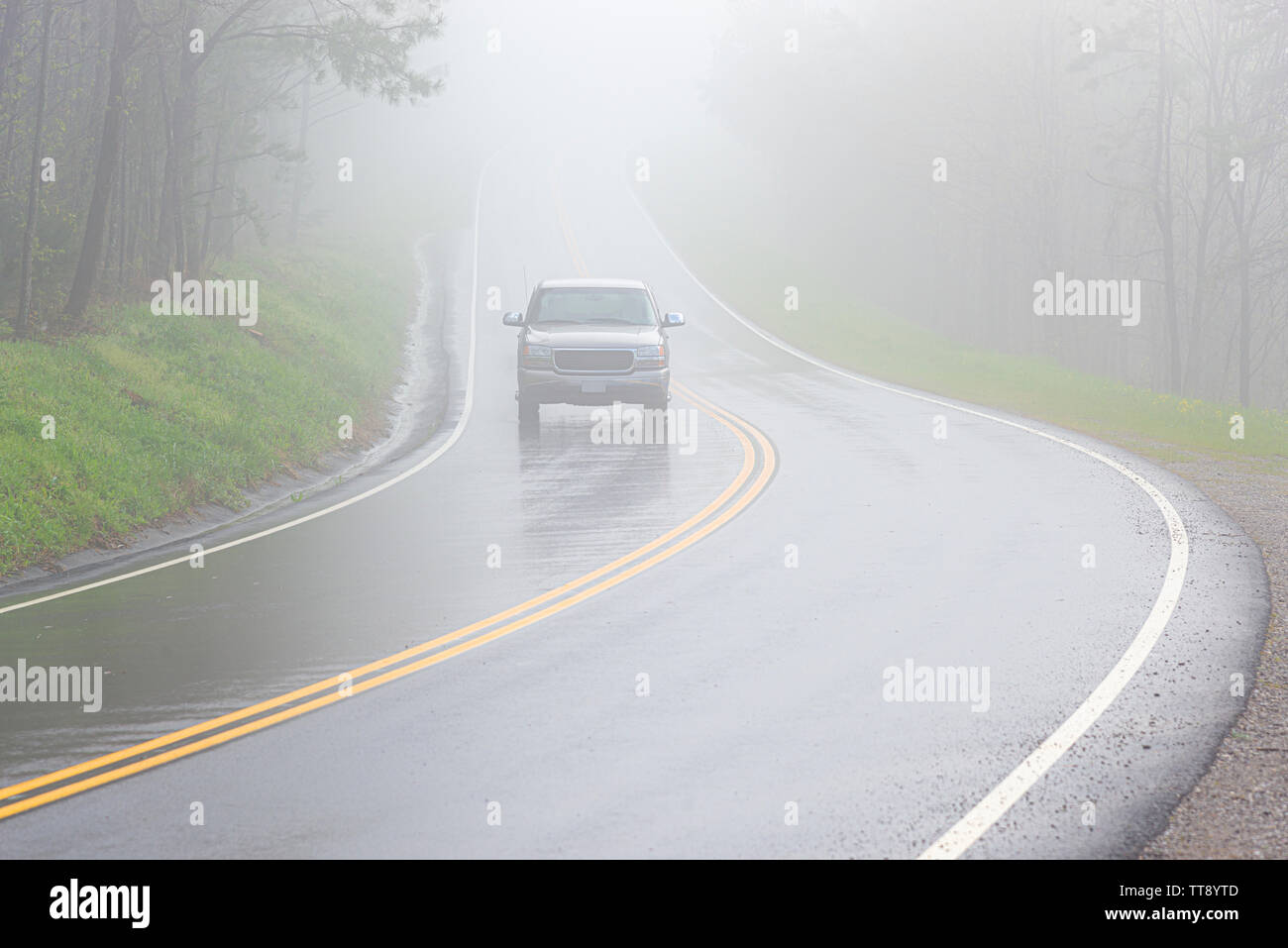 Horizontale Schuß eines einsamen Pickup Truck fahren durch dichten Nebel mit kopieren. Stockfoto