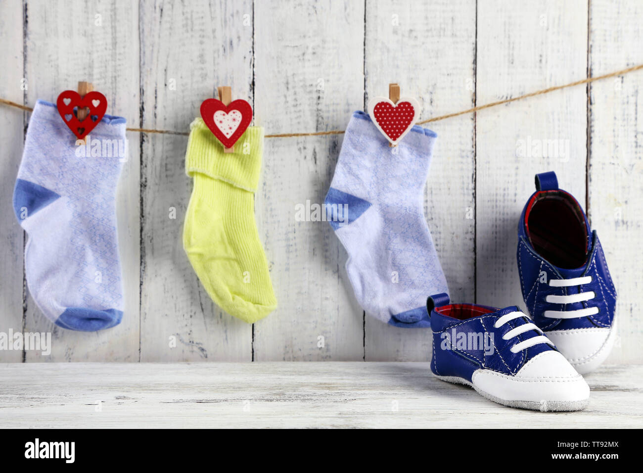 Cute toddler Schuhe und Socken auf hölzernen Hintergrund Stockfoto
