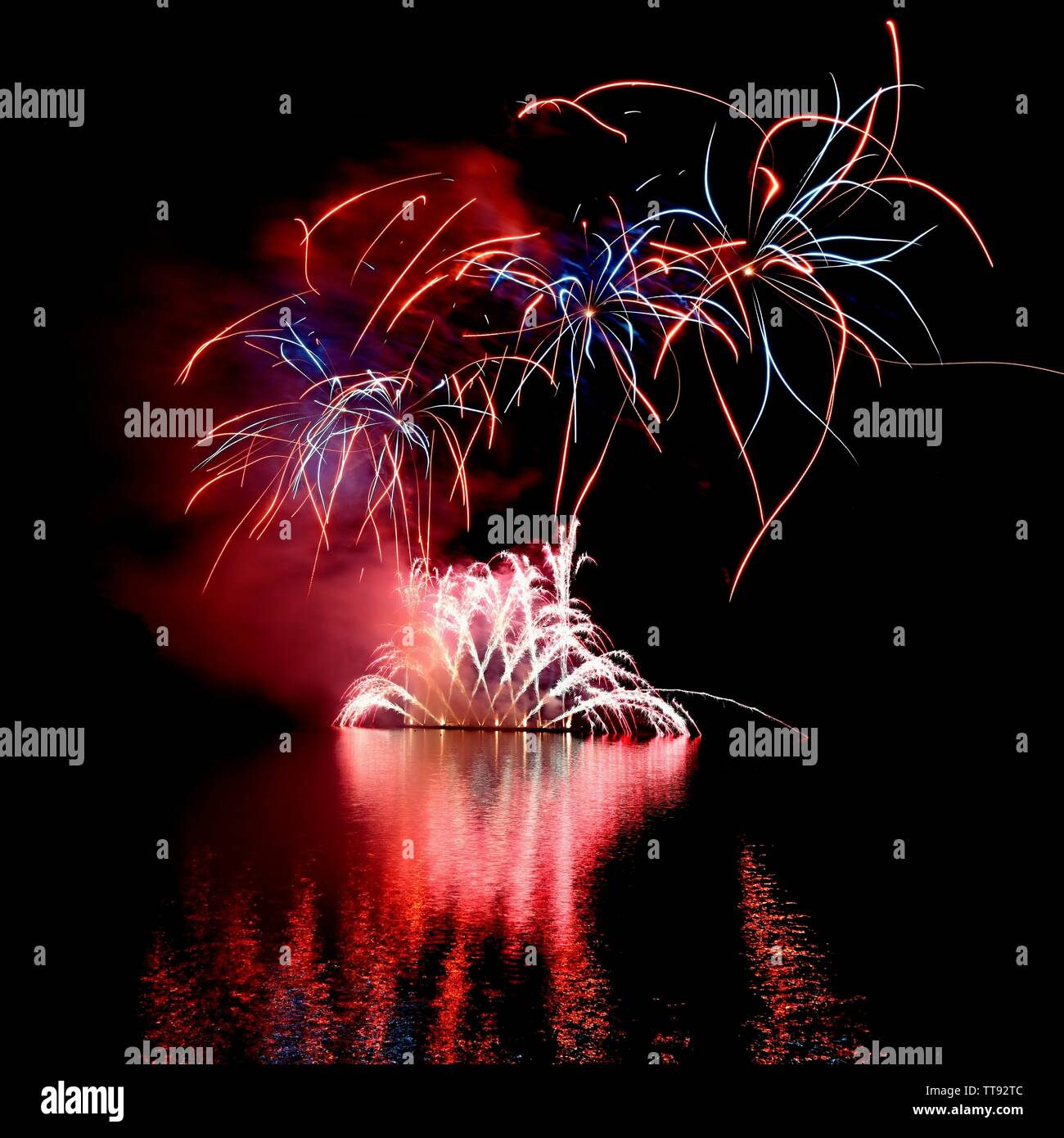 Der internationale Wettbewerb auf das Feuerwerk über der Wasseroberfläche. Brünn Dam-Czech Republic-Brno. Schöne bunte abstrakte Feuerwerk. Konzept für celebr Stockfoto