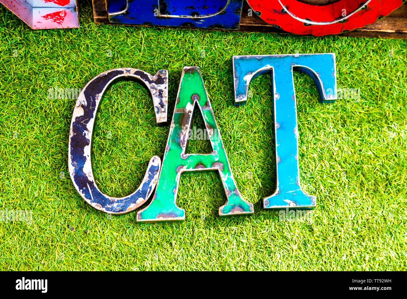 Vintage Metall abplatzungen Buchstaben das Wort "Katze" auf dem Flohmarkt in Essig Yard, London, UK Stockfoto