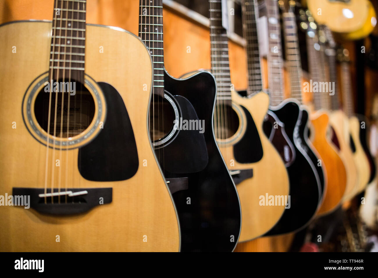 Metall akustischen Gitarren, die an den Wänden der Music Store vorbereitet Stockfoto