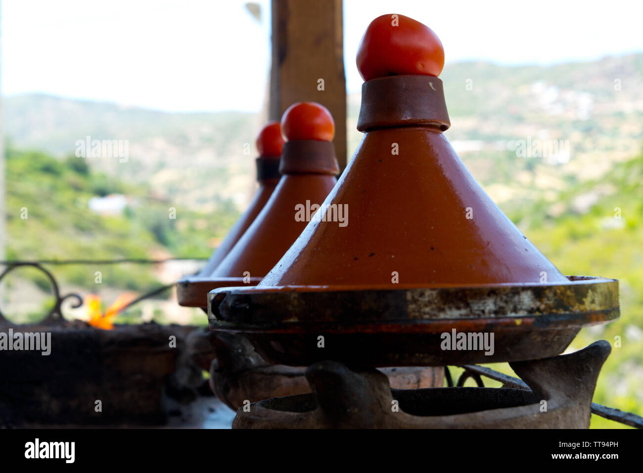 Kochen in traditionelle marokkanische Tajine Topf über offenen Feuer Stockfoto