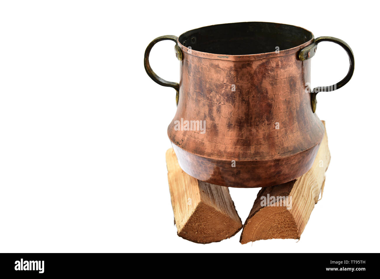 Nahaufnahme eines isolierten alten Kupferkessel vor weißem Hintergrund Stockfoto