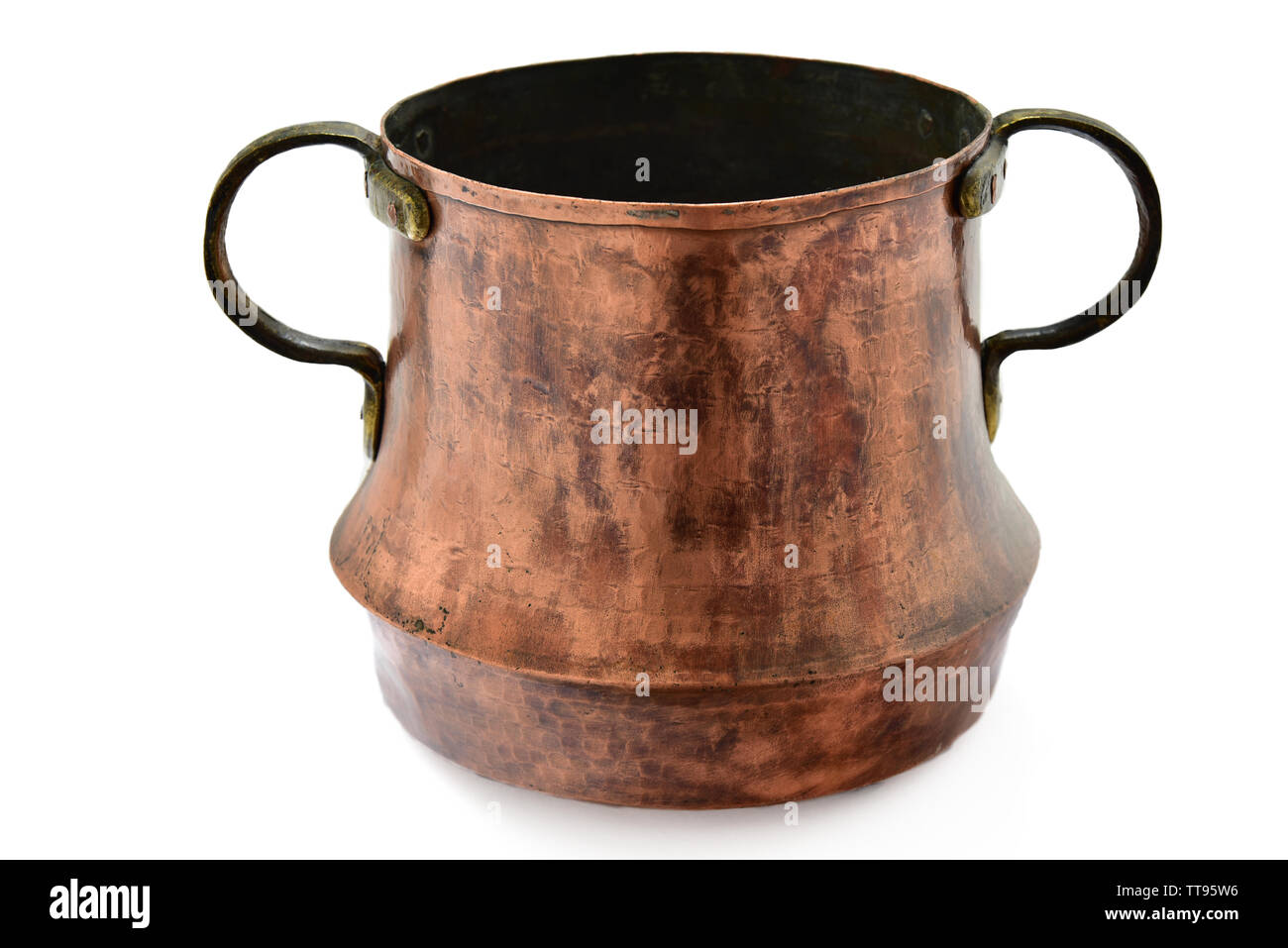 Nahaufnahme eines isolierten alten Kupferkessel vor weißem Hintergrund Stockfoto
