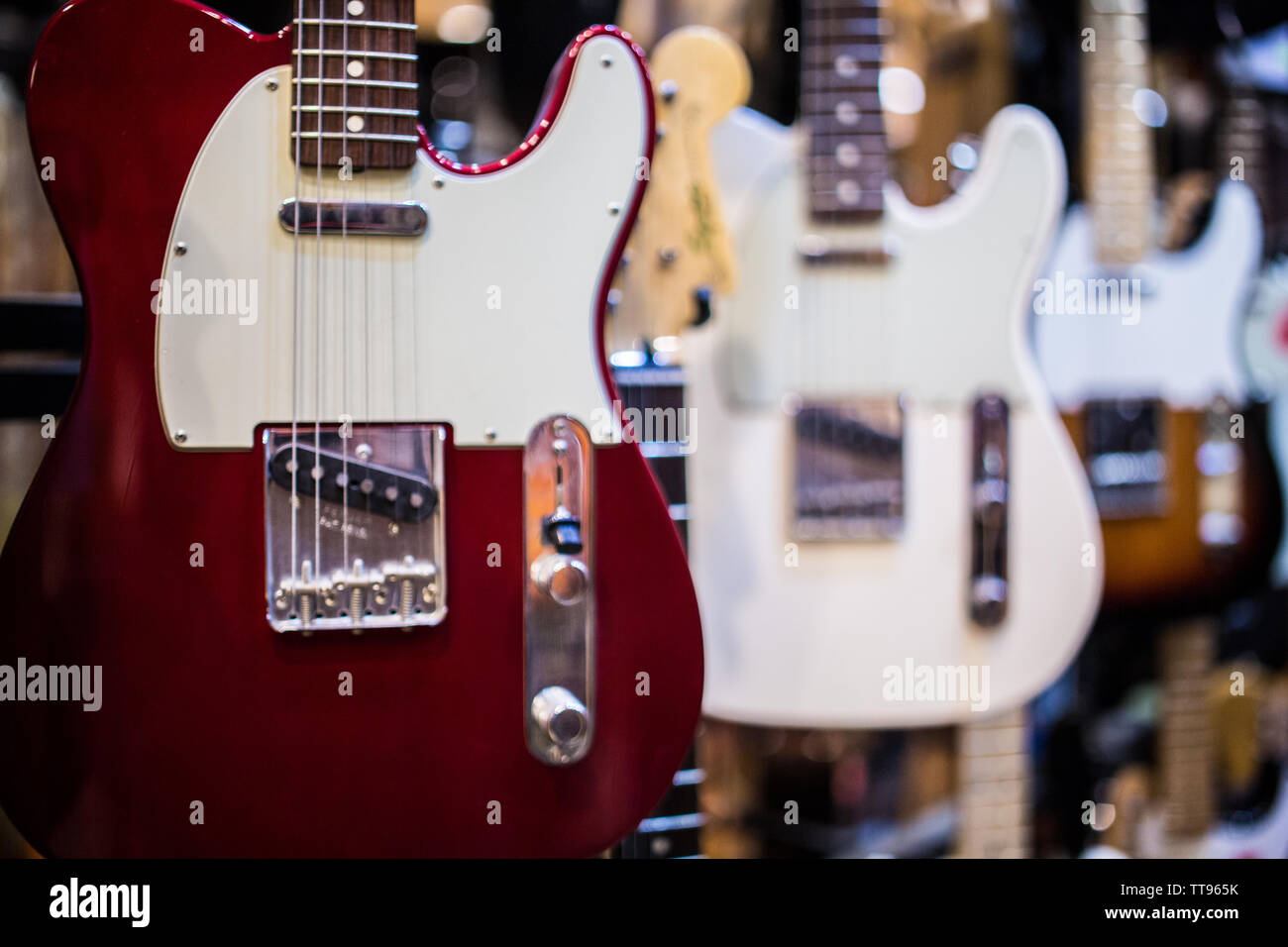 Tele E-Gitarren im Verkauf bei Music Store Stockfoto