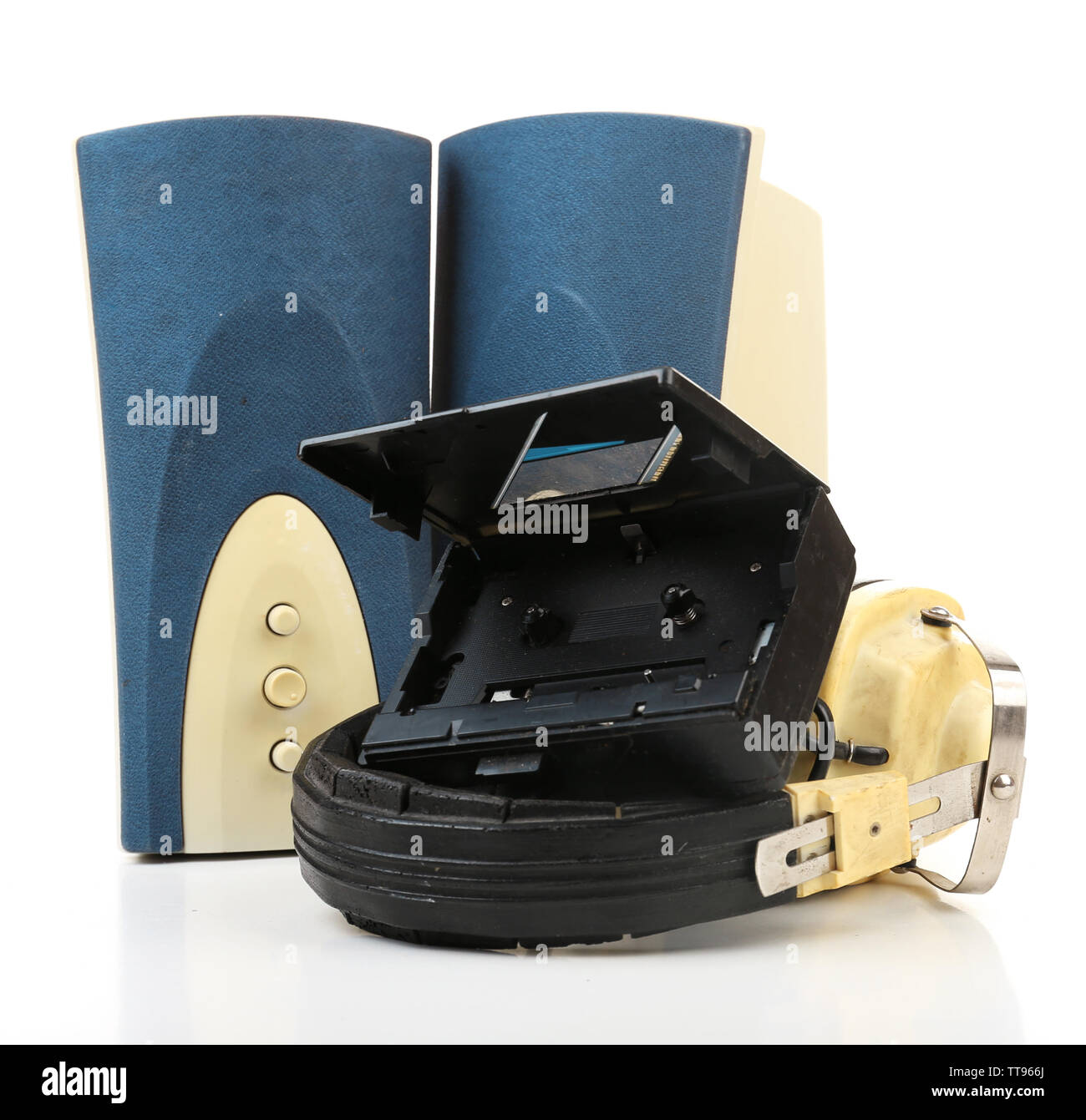 Alte Kopfhörer, Kassettenrecorder und Lautsprecher isoliert auf weißem Stockfoto