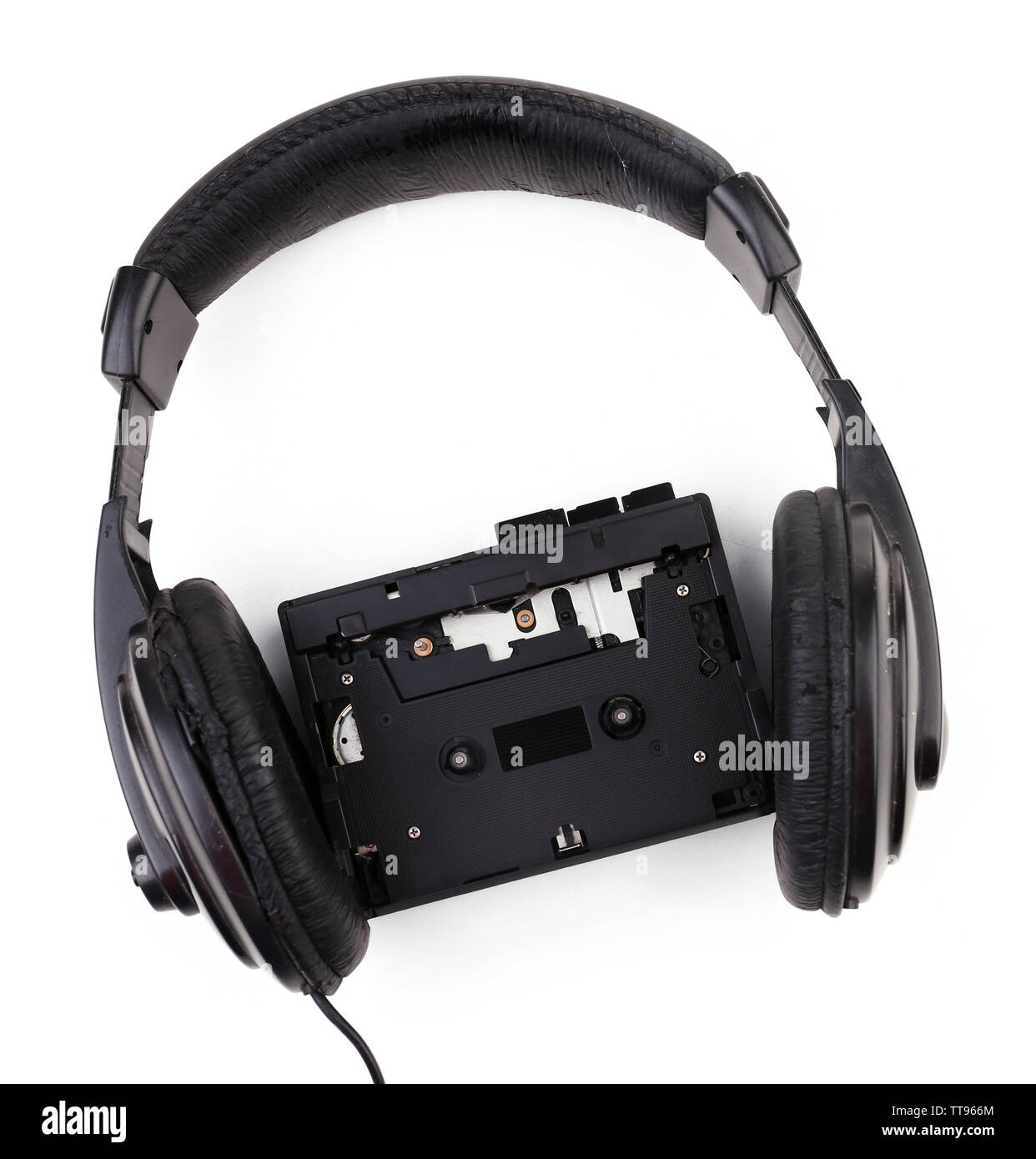 Alte Kopfhörer und Kassettenrecorder isoliert auf weißem Stockfoto