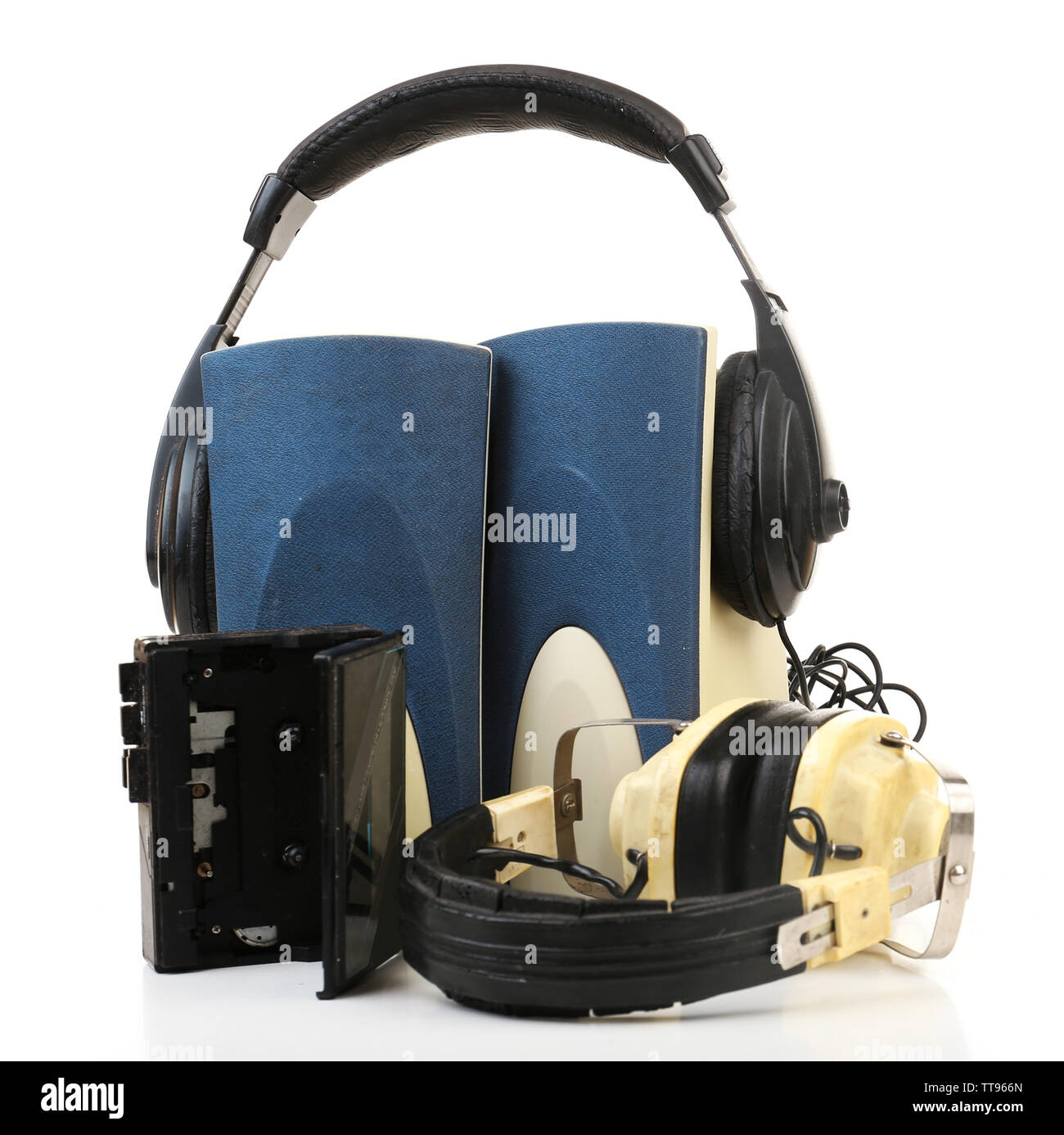 Alte Kopfhörer, Kassettenrecorder und Lautsprecher isoliert auf weißem Stockfoto