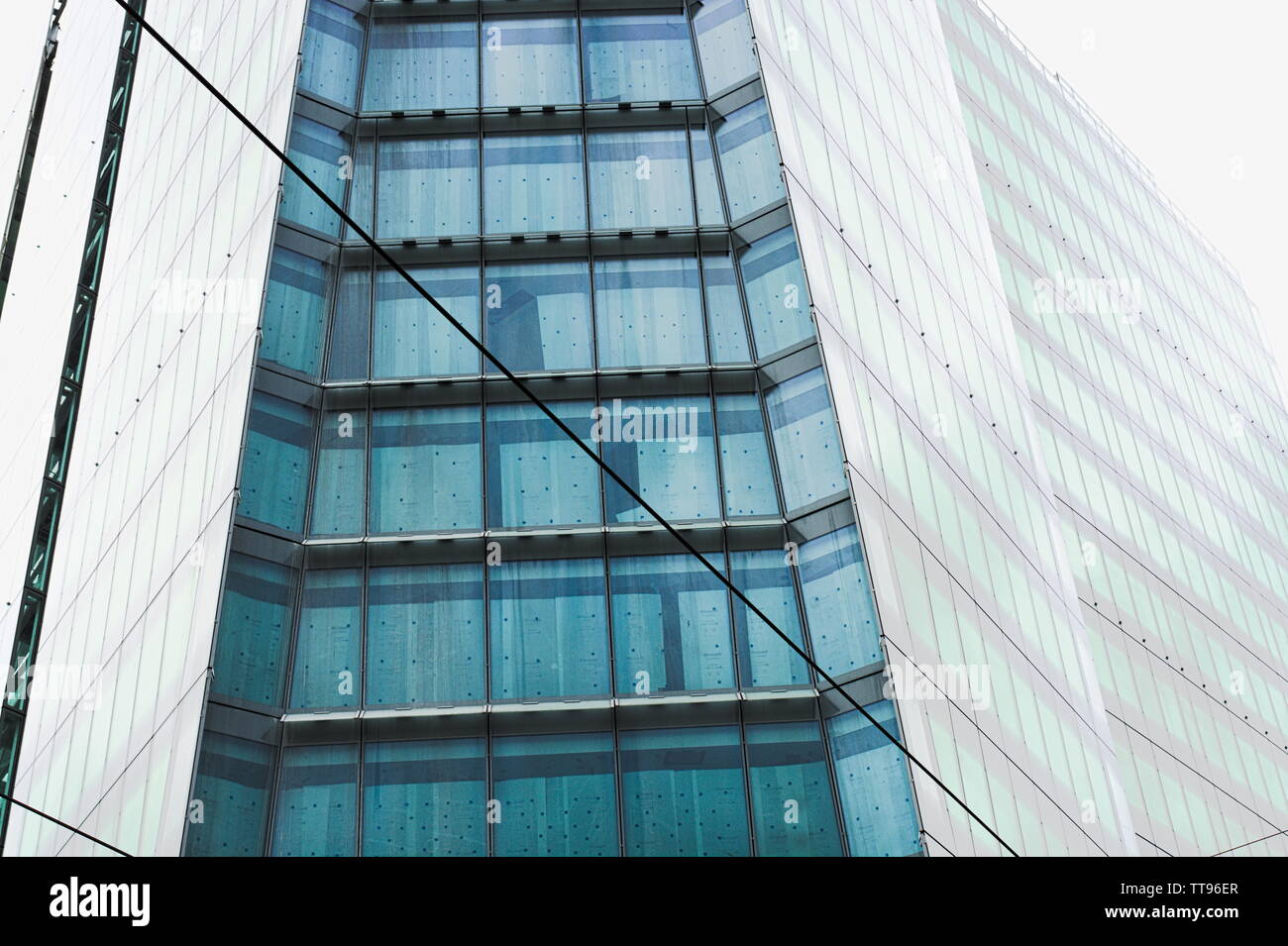 Glas Bürogebäude in Bau. Einige Fenster sind nicht vorhanden. Stockfoto